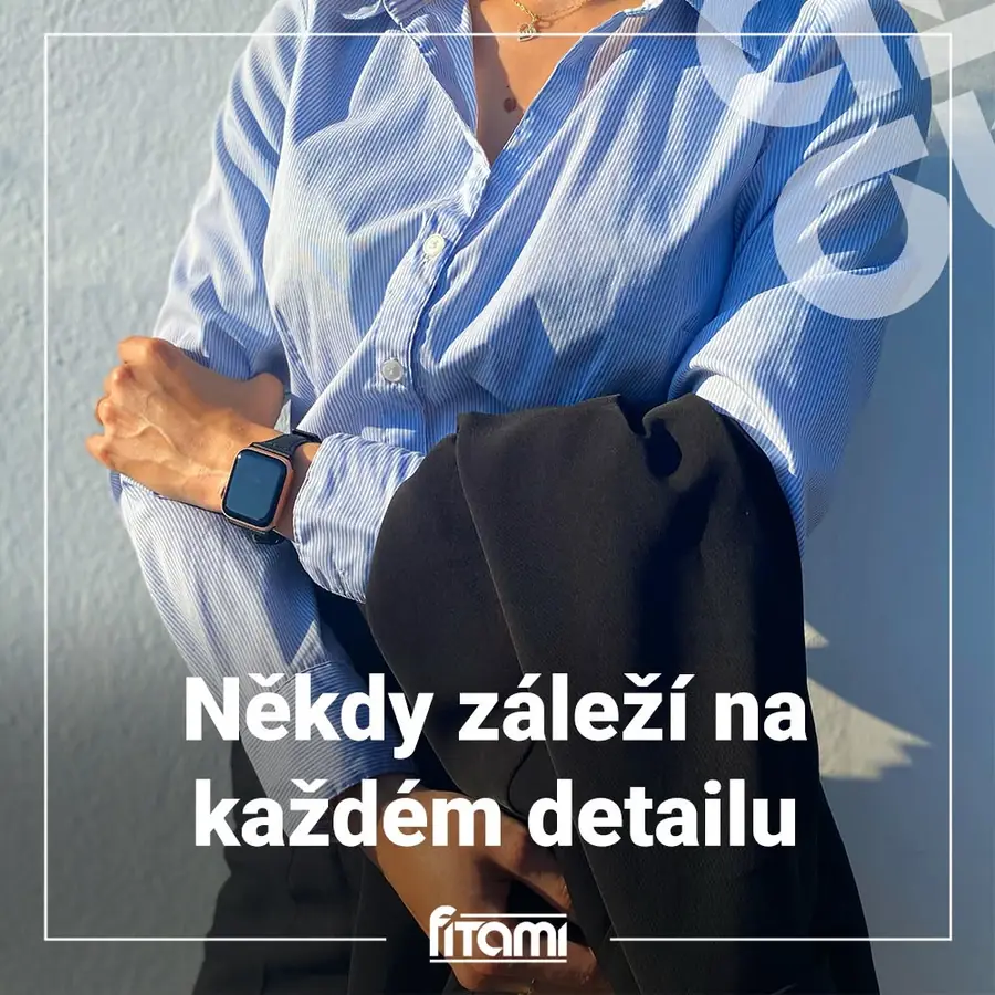 Ukázka Fitami s chytrými hodinkami a řemínkem jako součástí outfitu s modrou košilí.